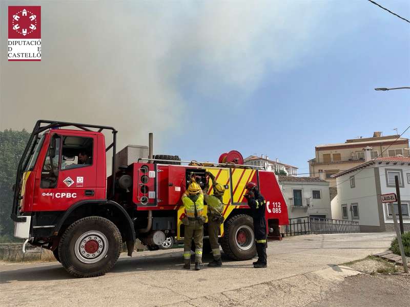 Los bomberos continÃºan trabajando en la zona