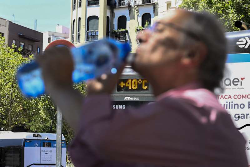 Una persona bebe agua en un da de extremo calor. EFEVctor LerenaArchivo
