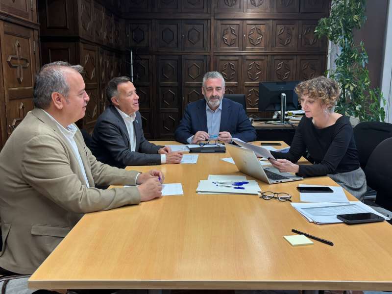 Reuni�n entre Jorge Monferrer, alcalde de Burriana, el secretario auton�mico de Pol�tica Institucional y Cohesi�n Territorial, Carlos Gil, y la directora general de Fondos Europeos de la Generalitat Valenciana, Roc�o Pon.  EPDA