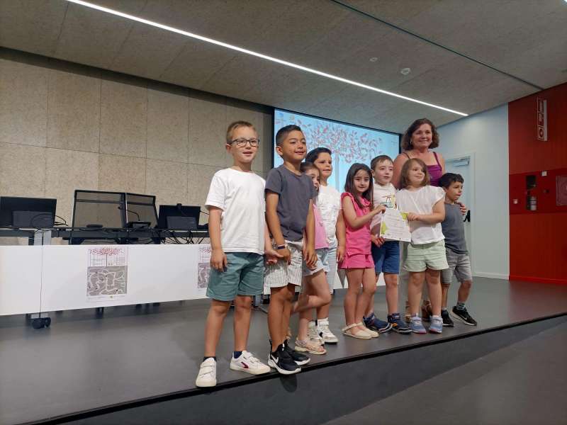 Los alumnos del CEIP Pintor Camarn tras su exposicin. EPDA