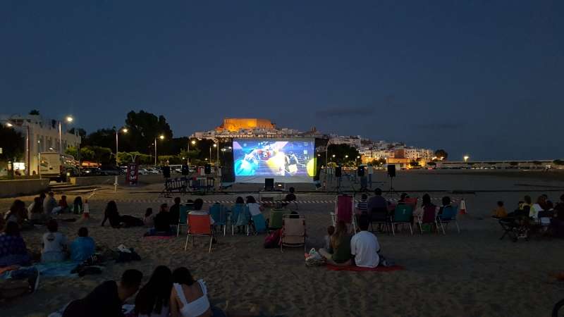 Las familias disfrutan del cine en playa. /EPDA