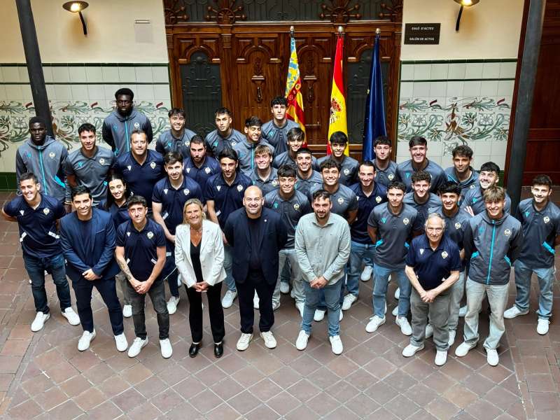 La delegada del Consell en Castellón felicita al CD Castellón ?B? por su ascenso a Segunda RFEF. / EPDA