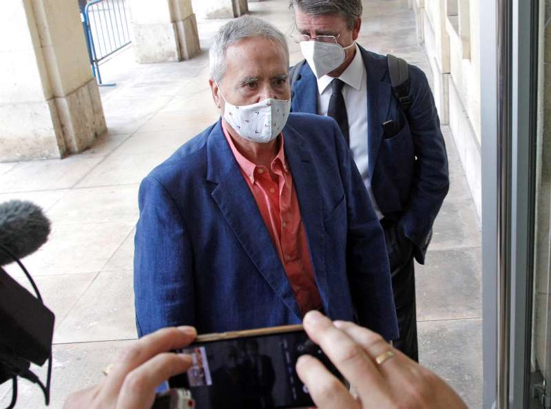 El exalcalde de Alicante Luis Diaz Alperi, a su llegada a la Audiencia Provincial para el juicio por el presunto amaÃ±o del PGOU (Plan General de Urbanismo de Alicante) entre 2008 y 2010, una de las ramas del denominado 
