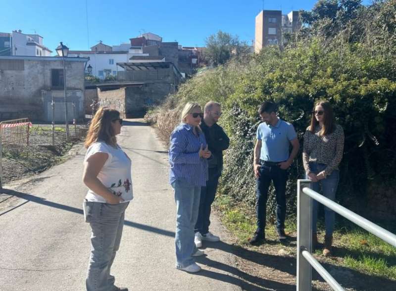 La alcaldesa de Altura y varios de sus concejales en la visita. EPDA