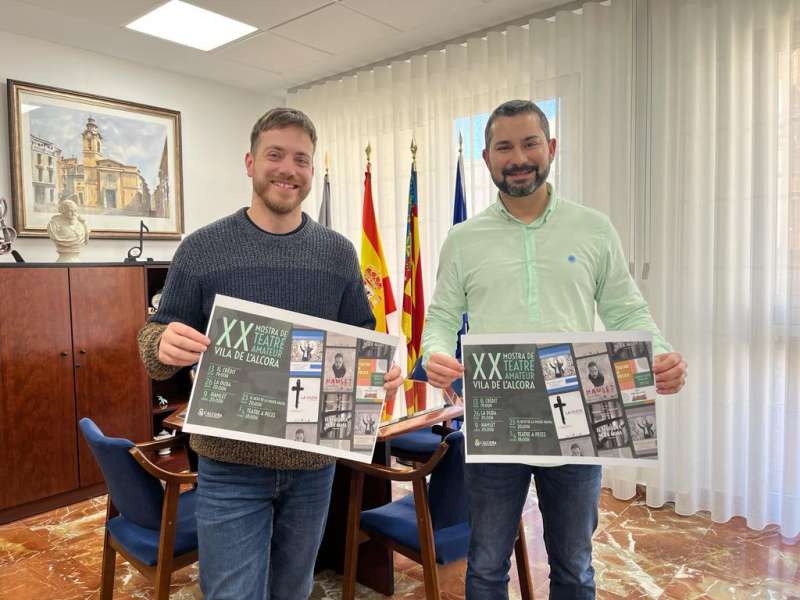 Carlos Esteban y Samuel Falomir presentan el cartel de la XX Mostra de Teatre Amateur Vila de l?Alcora. /EPDA