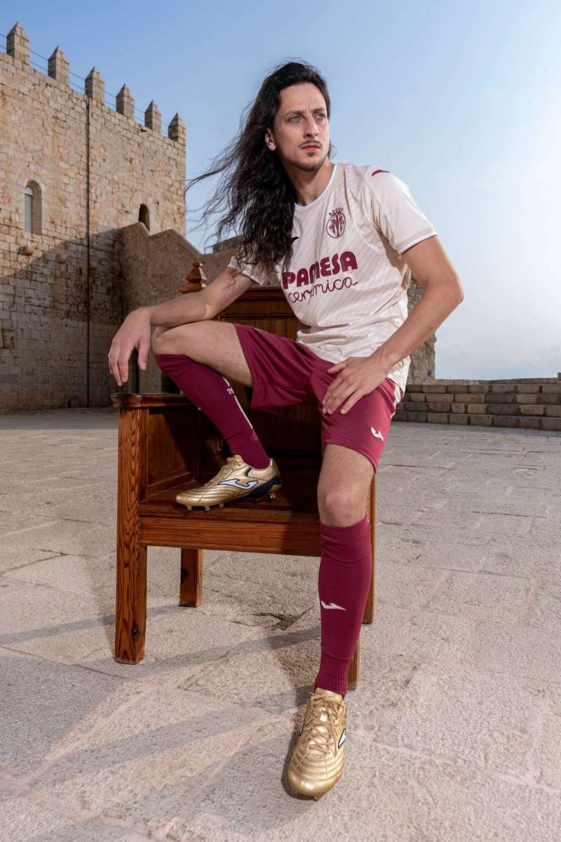 La nueva segunda equipacin del Villarreal presentada desde el castillo de Pescola, en una imagen facilitada por el club castellonense. EFE
