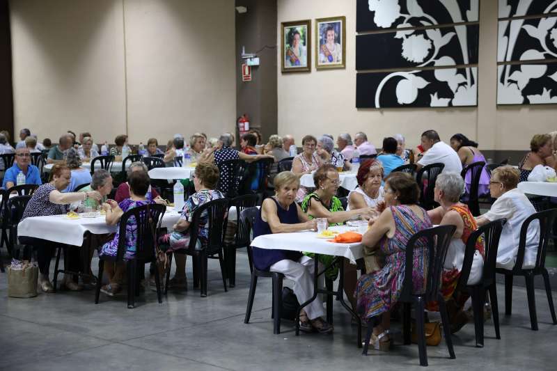 Merienda de la tercera edad en las fiestas de la Misericordia de Burriana.  EPDA 