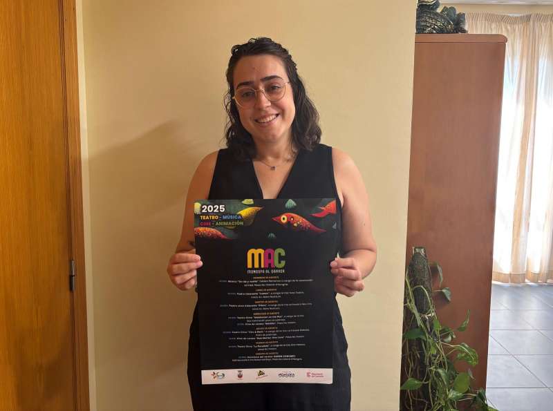 La concejala de Cultura del Ayuntamiento de Moncofa, Ilenia Begnozzi, con el cartel del festival.EPDA