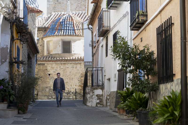 El alcalde de El Toro paseando por su pueblo. EPDA