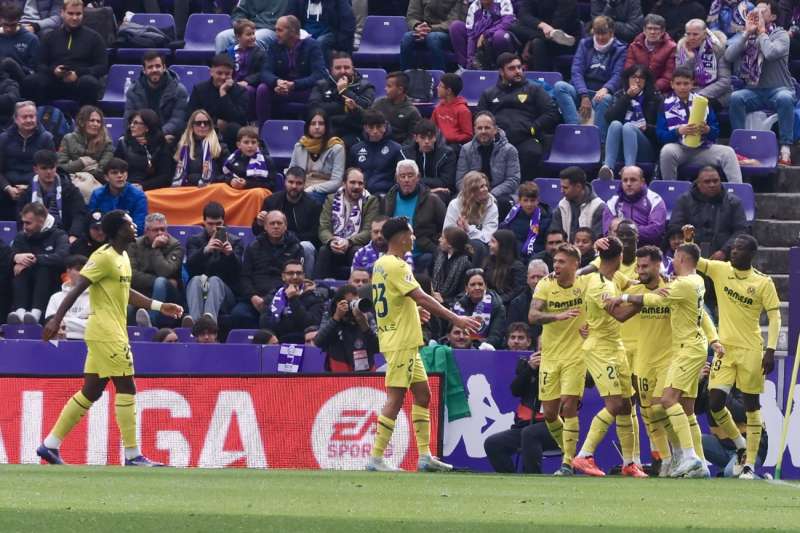 El jugador del Villarrreal Ayoze Prez celebra con compaeros su gol durante el encuentro correspondiente a la jornada 11 de la Liga EA SPORT disputado este sbado en el estadio municipal Jos Zorrilla. EFER. Garca