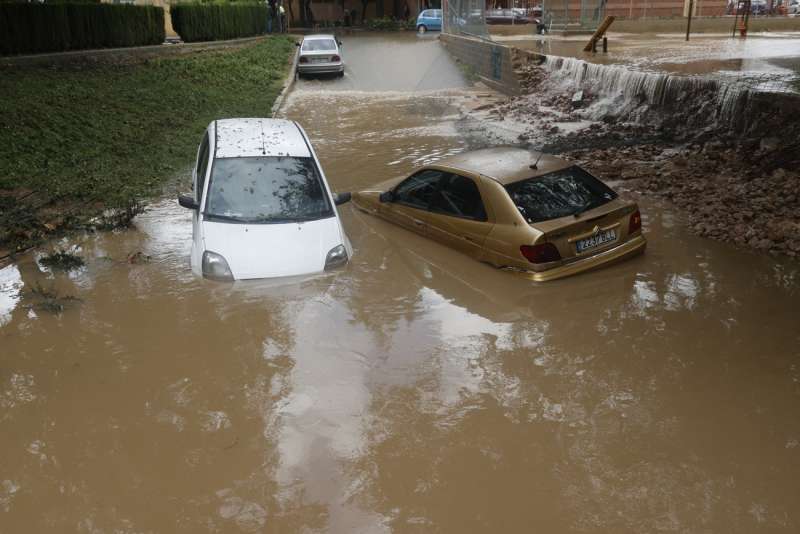 En la imagen, dos coches semihundidos en un paso en Aldaia, el pasado dÃ­a 12, tras las lluvias torrenciales. EFE/ Kai FÃ¶rsterling
