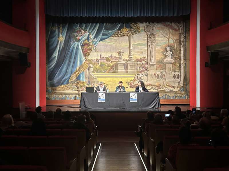 Acto de las jornadas en el Teatro Serrano. EPDA