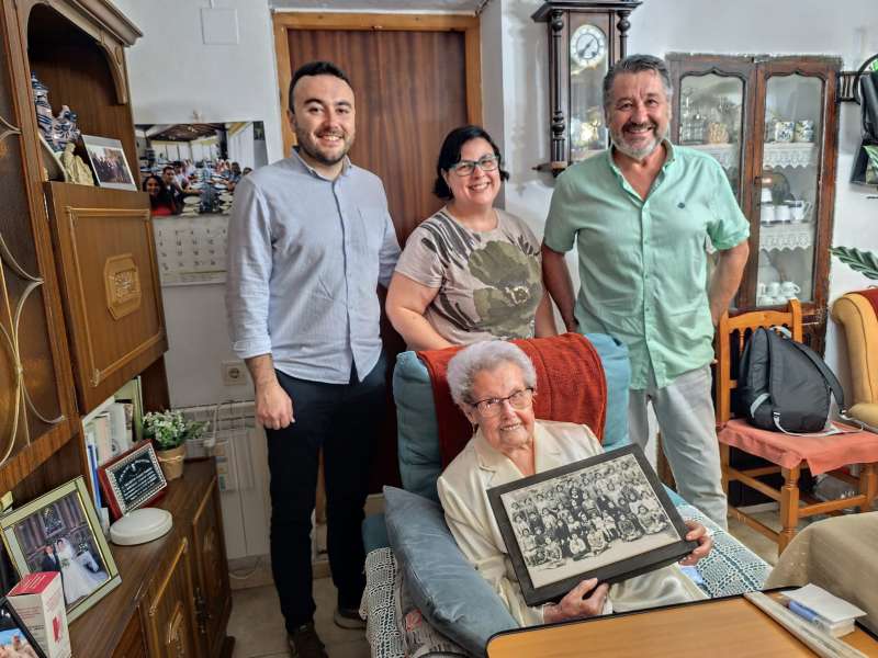 Amparo Prez con uno de sus regalos por su 100 cumpleaos. EPDA