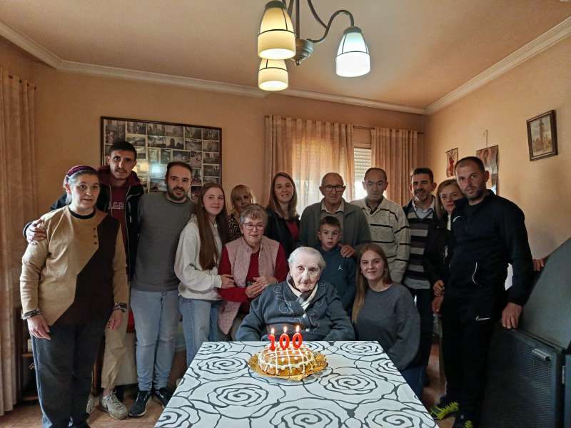 Teresa Torres Silvestre celebra un siglo de vida rodeada de los suyos. EPDA