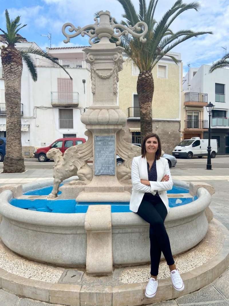La alcaldesa, María Ángeles Pallarés, en la emblemática Fuente de los Leones de la plaza Nueva/EPDA