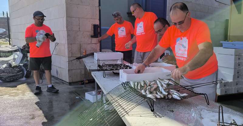 Sardinada en las fiestas patronales de Pescola.  EPDA 