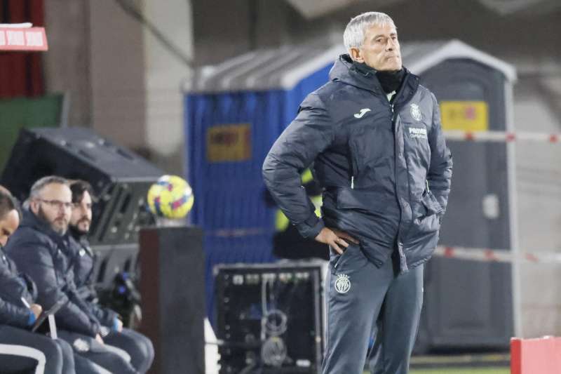 El entrenador del Villarreal, Quique Setién, durante un partido. EFE/ Cati Cladera/Archivo
