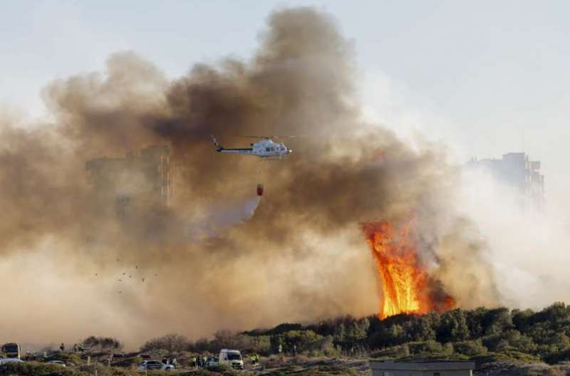 Imagen de archivo del control de un incendio forestal | EPDA