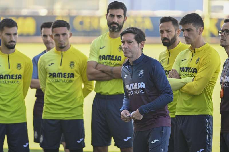 El nuevo entrenador del Villarreal CF, Marcelino García Toral, junto a varios jugadores del primer equipo durante su primer entrenamiento tras firmar con el club hasta junio de 2026. EFE/Andreu Esteban
