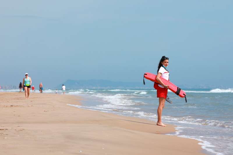 Una socorrista observa a los bañistas en la playa de Gandía. EFE/Natxo Francés/Archivo
