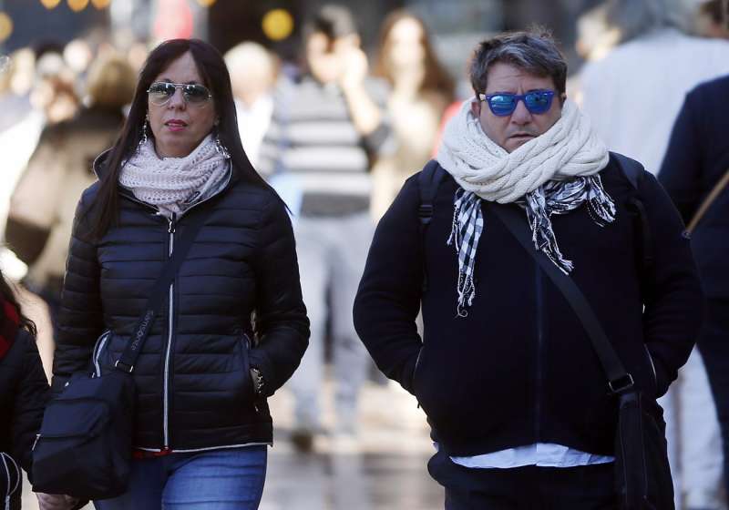 En la imagen, dos personas caminan por el centro de ValÃ¨ncia con prendas de abrigo. EFE/Kai FÃ¶rsterling/Archivo

