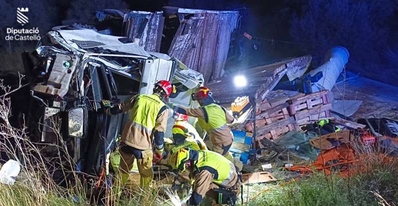 Imagen de la actuaci�n de los bomberos en el siniestro.  EPDA