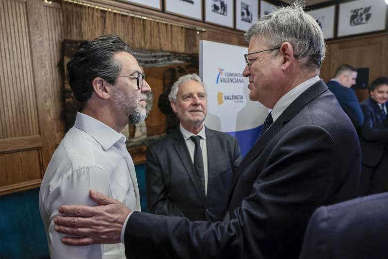 El president de la Generalitat, Ximo Puig, saluda al cocinero Quique Dacosta en el restaurante Arros QD, en Londres, donde el president viaja con motivo de la Feria de Turismo. EFE/ Biel AliÃ±o
