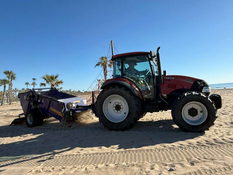Tractor de limpieza en la playa de Burriana.  EPDA