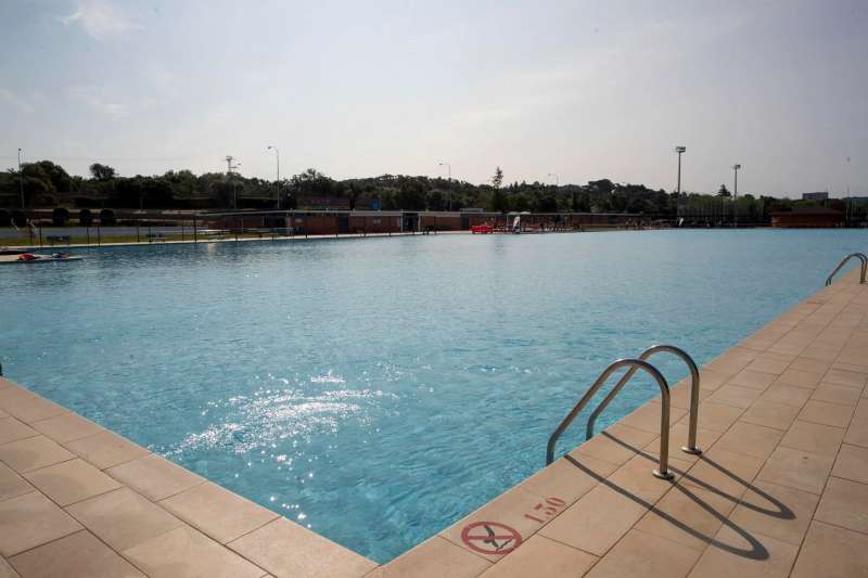 Una piscina comunitaria en una imagen de archivo.  EFE