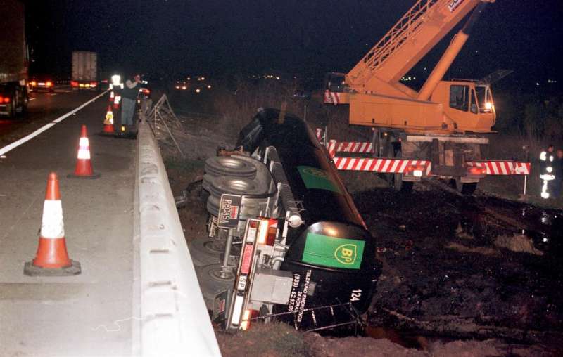 Imagen de archivo de un camión volcado en una carretera de Castellón.