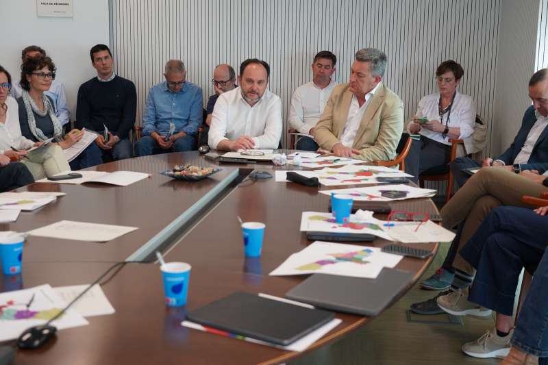 Vicente Mart�nez Mus mantiene un encuentro con representantes de todos los consorcios.  EPDA