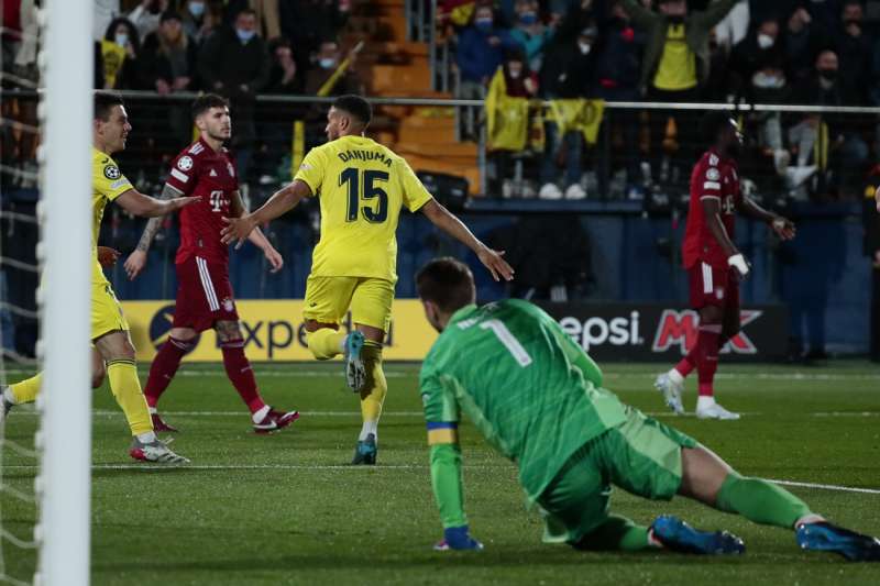 El delantero del Villarreal Arnaut Danjuma (c) celebra tras marcar ante el Bayern de Múnich, durante el partido de ida de los cuartos de final de la Liga de Campeones en el estadio de La Cerámica, en Villarreal. /EFE