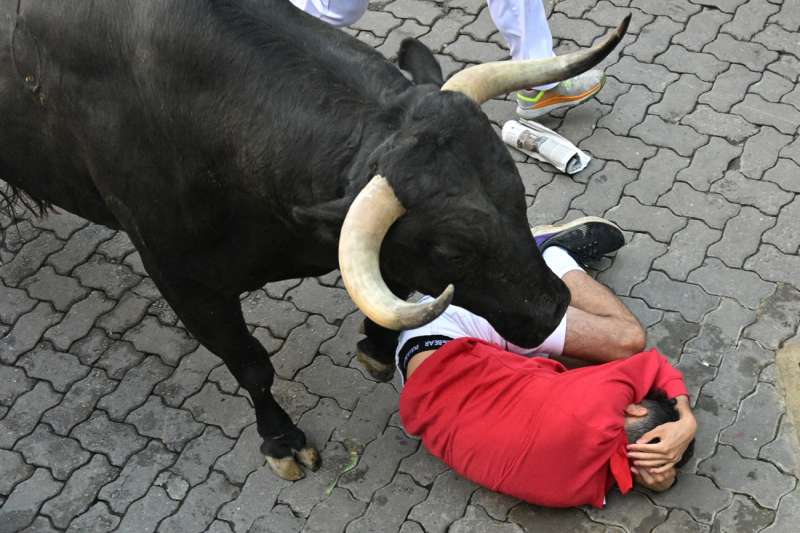 Uno de los mozos se protege la cabeza durante el cuarto encierro de los Sanfermines, este jueves, en Pamplona. EFEDaniel Fernndez