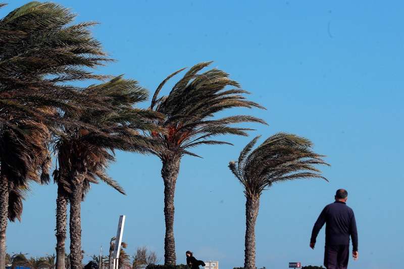 En la imagen, un hombre pasea bajo un fuerte viento en Valencia. EFE/Kai FÃ¶rsterling/Archivo
