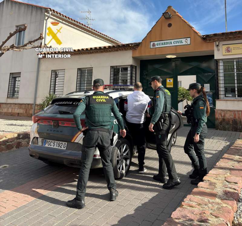 Traslado del detenido, en una imagen de la Guardia Civil.  EFE
