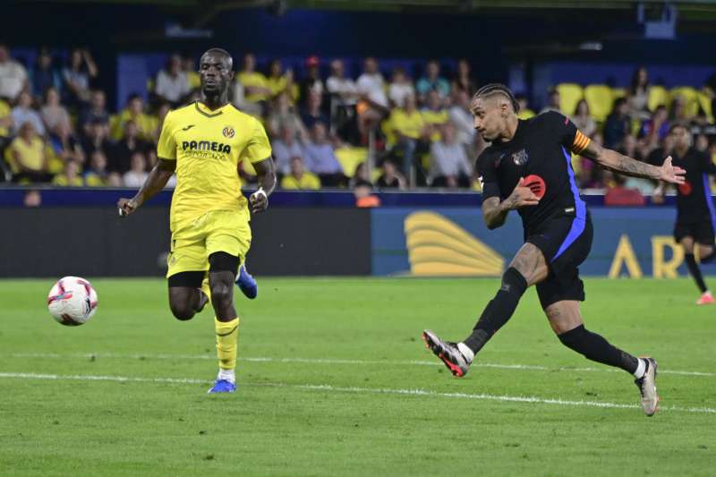 El delantero brasileo del FC Barcelona, Raphinha (d), golpea el baln durante un encuentro de Laliga EA Sports ante el Villarreal en el estadio de La Cermica, en la localidad castellonense. EFE  Andreu EstebaArchivo