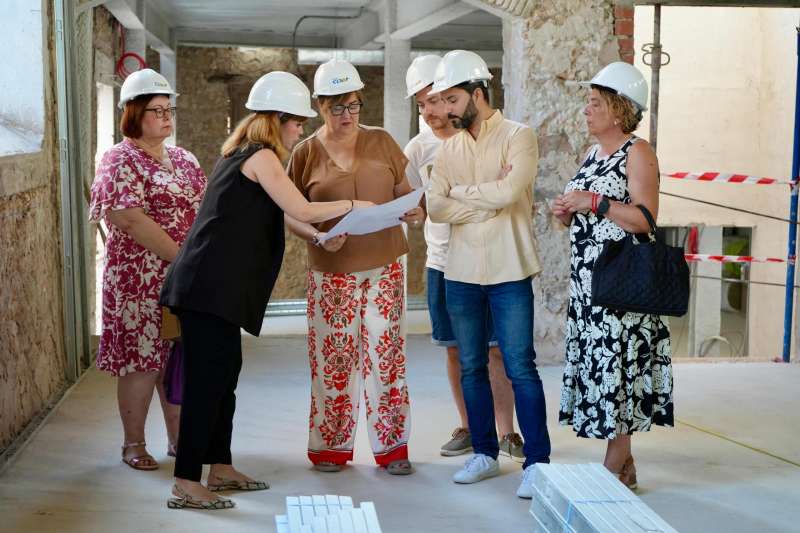 Visita de la subdelegada del Govern a Castell, Antonia Garca Valls, a les obres de la Casa de la Cultura de lAlcora. EPDA