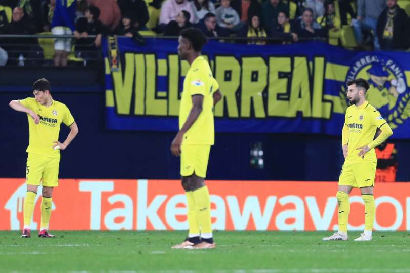 Los jugadores del Villarreal tras el primer gol del Anderlecht, durante el encuentro correspondiente a la vuelta de los octavos de final de la Liga de Conferencia disputado hoy jueves en el estadio de La Cerámica, en Villarreal. EFE/Domenech Castelló.