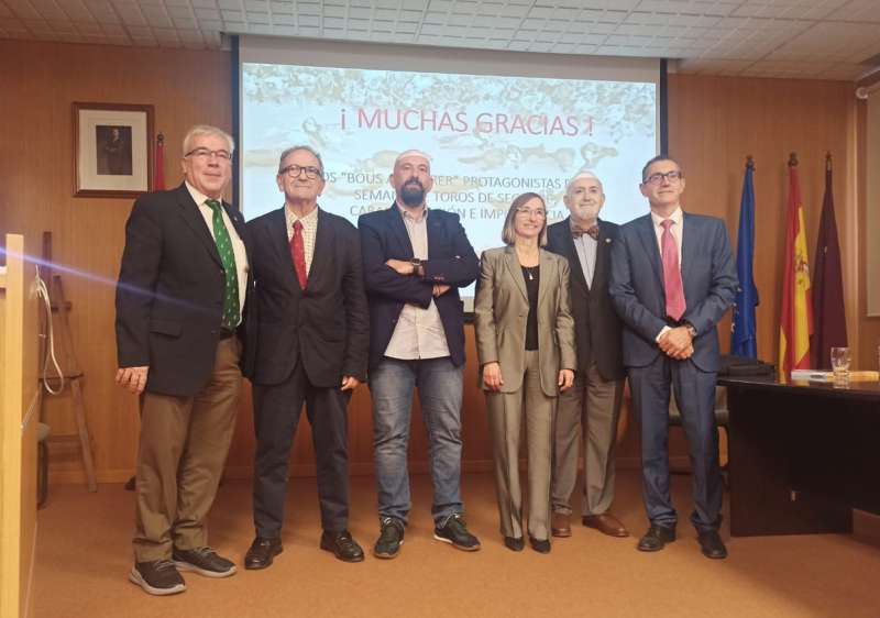 Mª Jesús Gamón con los miembros del tribunal y directores de la tesis