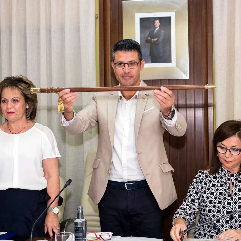 El alcalde de Almussafes, Toni GonzÃ¡lez, con la vara de mando./EPDA