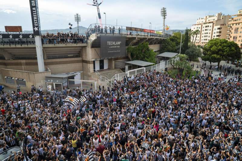 Miles de aficionados celebran en las inmediaciones de Castalia, el ascenso del CD Castelln a la segunda divisin. EFE Andreu Esteban