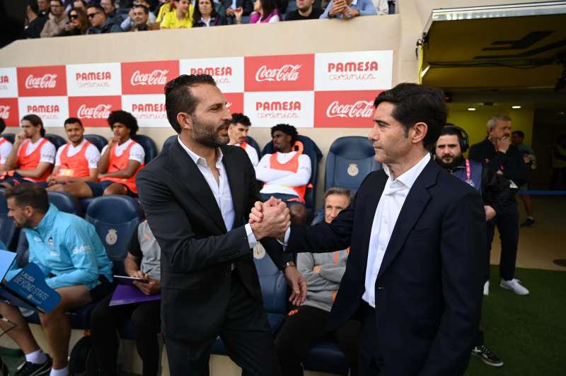 El entrenador del Valencia, Rubén Baraja (i), y el del Villarreal, Marcelino García, se saludan antes del partido. EFE/Andreu Esteban