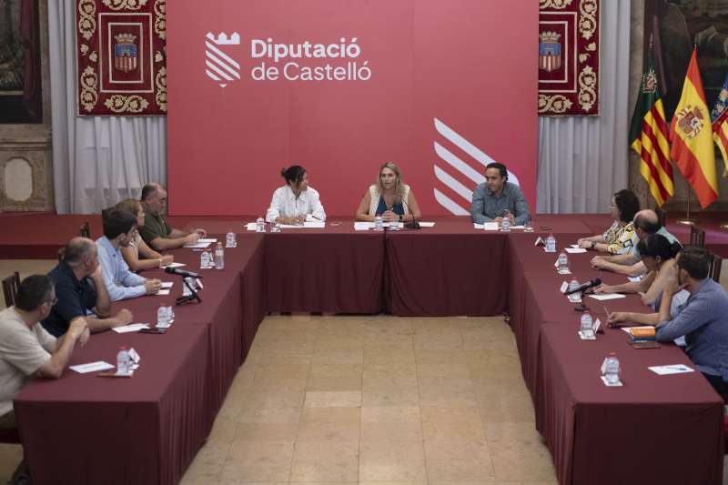 Reunión de la presidenta de la Diputación, Marta Barrachina, con los afectados. /EPDA