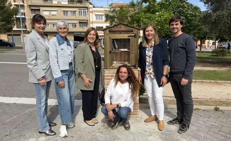 Instalaci�n de Bibliotecas Viajeras en Benic�ssim.  EPDA