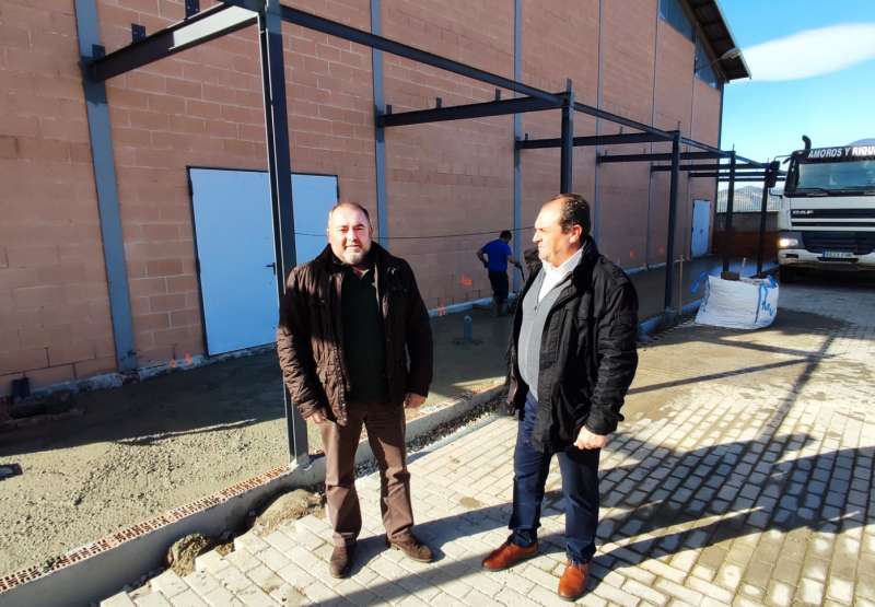 El alcalde y el teniente de alcalde, Vicente Pallarés y Julián Torner, visitan las obras que se están realizando en el pabellón polideportivo.
