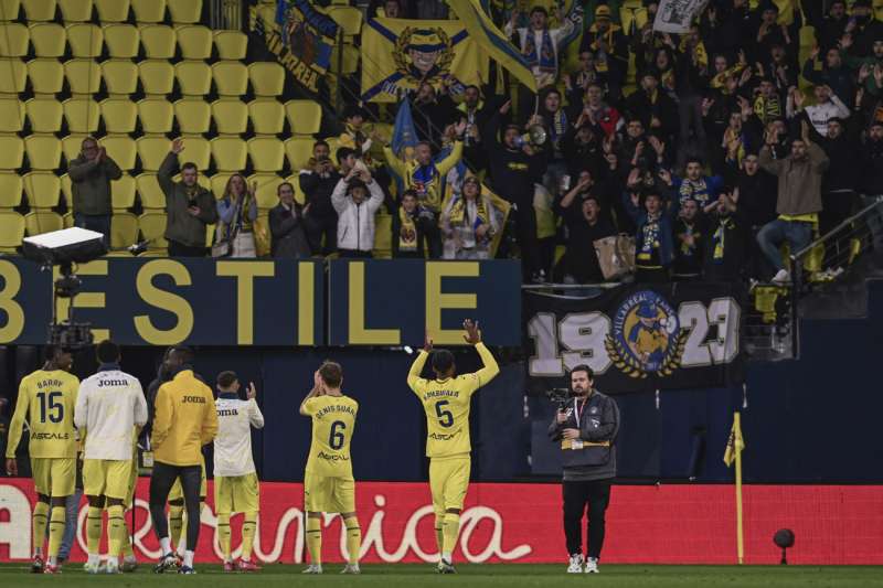 Los jugadores del Villarreal celebran una victoria con sus aficionados en el estadio de la Cermica. EFE Andreu Esteban

