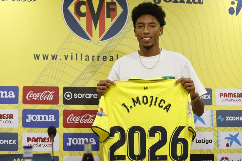 El lateral colombiano Johan Mojica, durante su presentaciÃ³n como nuevo jugador del Villarreal, este viernes. /EFE

