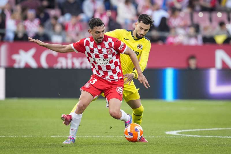 El centrocampista del Girona, Ivn Martn (i), disputa el baln ante el delantero del Villarreal, lex Baena, durante el encuentro correspondiente a la jornada 35 de LaLiga EA Sports de la pasada campaa. EFEArchivo