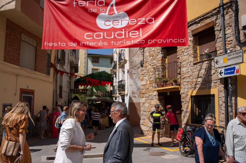 Marta Barrachina visita la feria de la cereza de Caudiel. EPDA