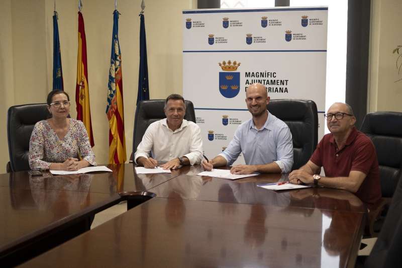 Un instante durante la firma del convenio. EPDA